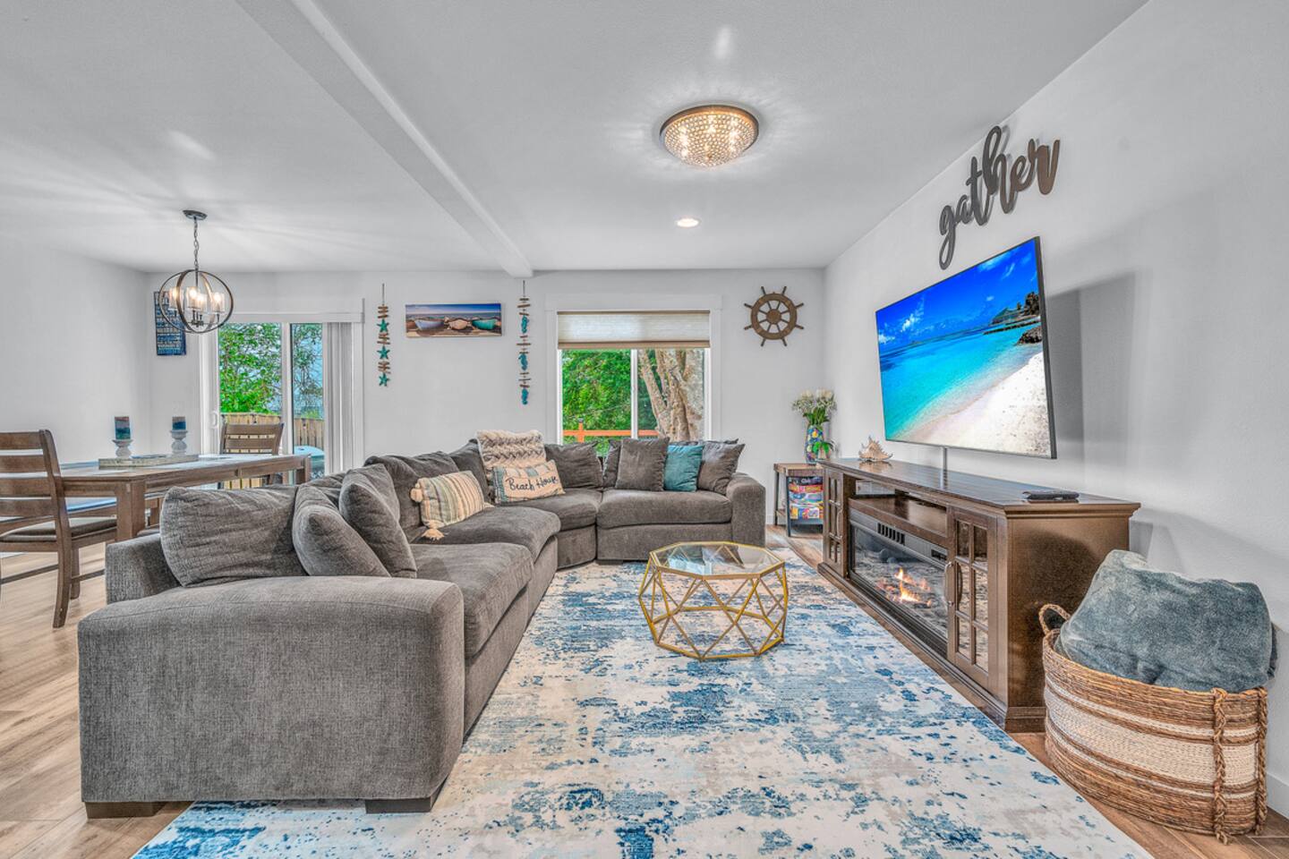 Riverfront • Hot Tub • Steps to Beach • Sleeps 9