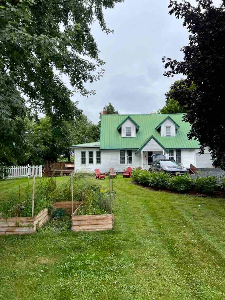 Hero's Landing, A Modern 3 bedroom Lakefront home