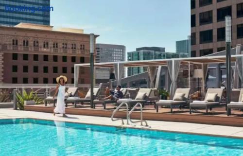 Stunning 3 Bedroom High-Rise with Pool, Spa, and Rooftop Views