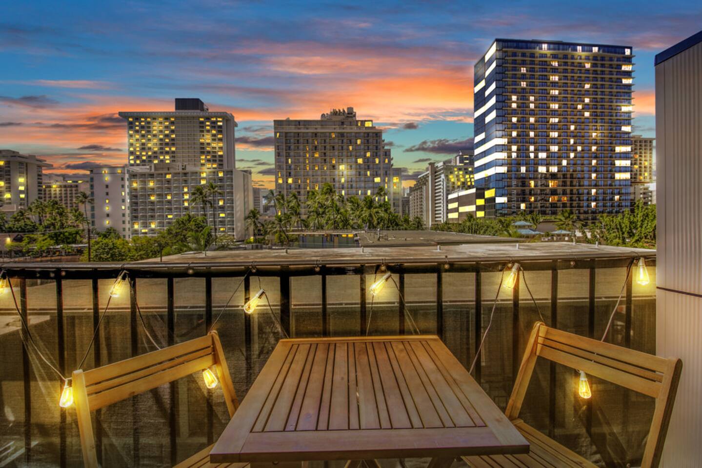 Winter Sales! 1.5 Blocks to the beach Pool+hot tub