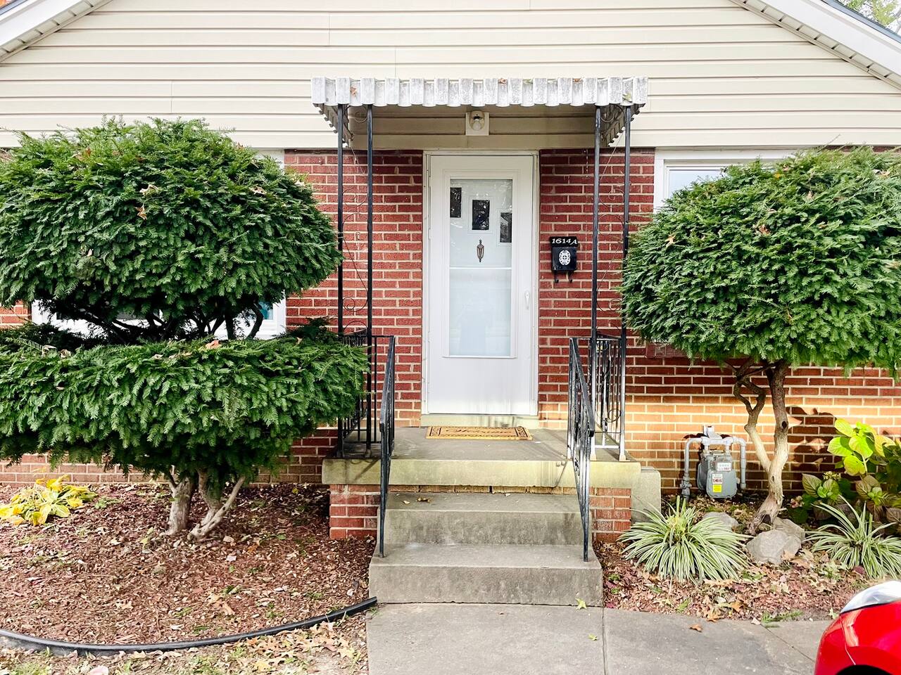 Modern, Spacious, and Clean 2 Bedroom Townhome