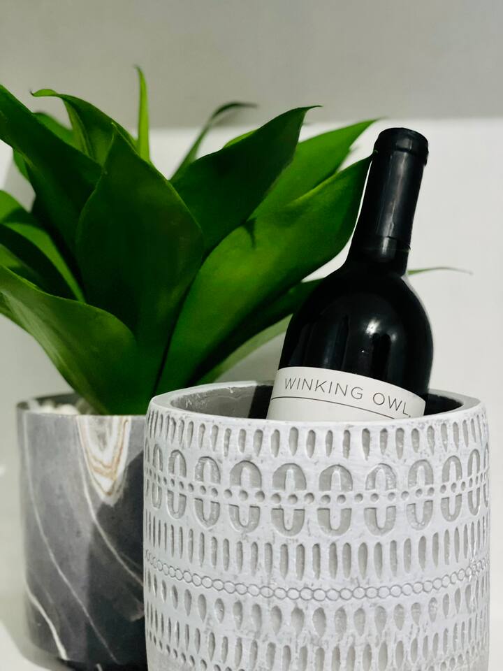 Modern, Spacious, and Clean 2 Bedroom Townhome