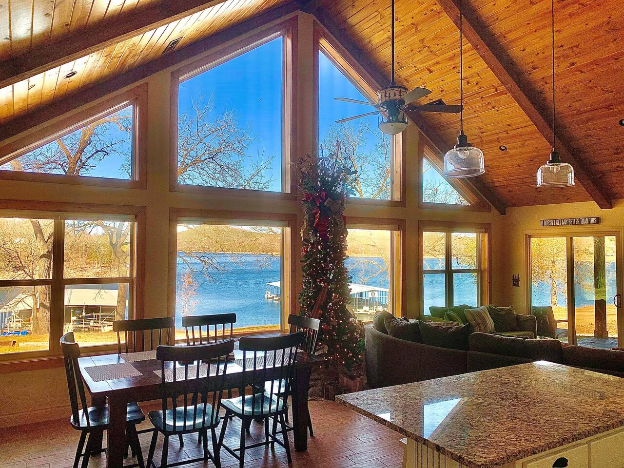 Quiet Spring Break Escape- Lakefront, fire pit