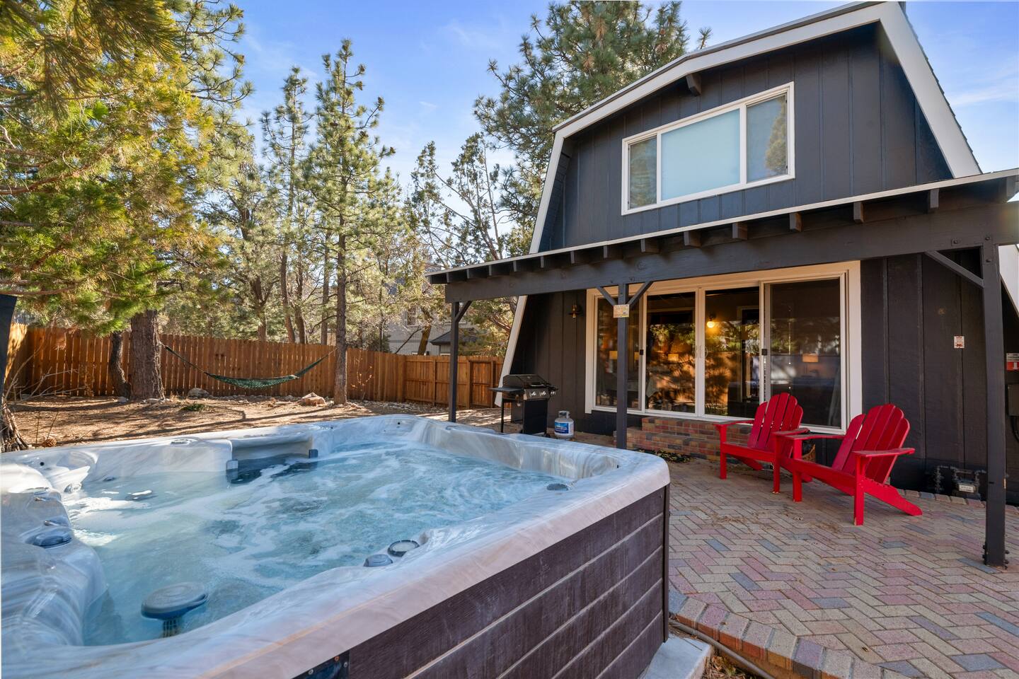 Grand Mountain Views, Fenced Dog Yard, Hot Tub, AC