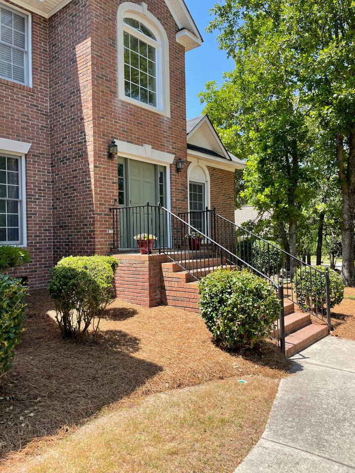 Magnolia on Big Leaf, 4bd, office, large backyard