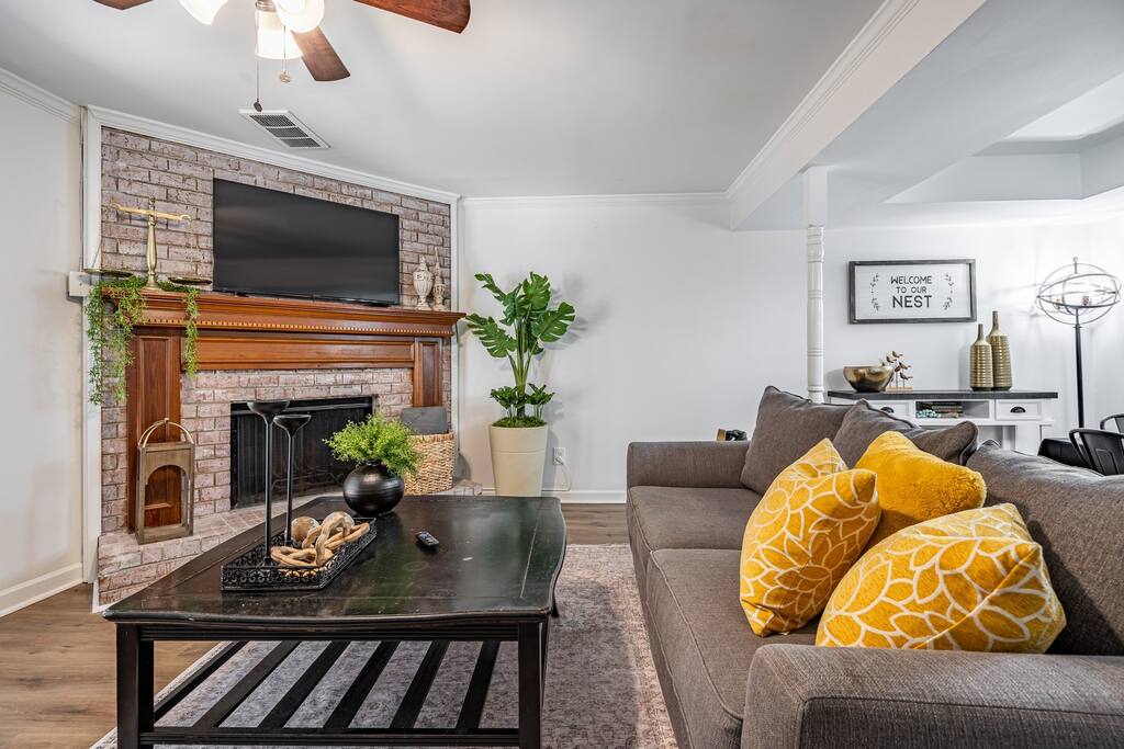 Near I-75 & ATL Attractions | Smart TVs!