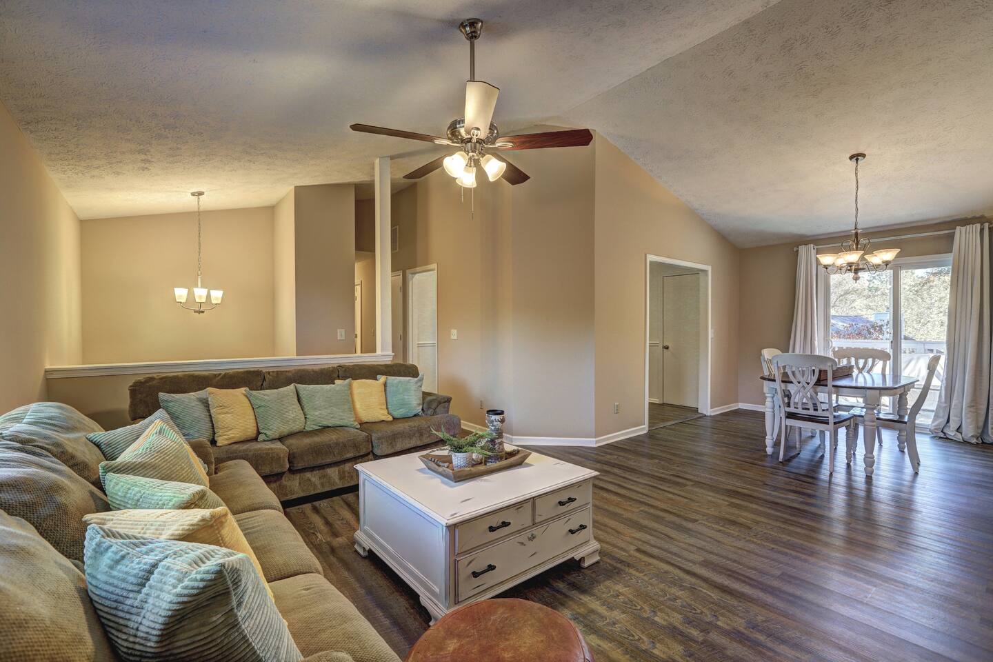 Charming Home | Fast WiFi, Deck & Parking!