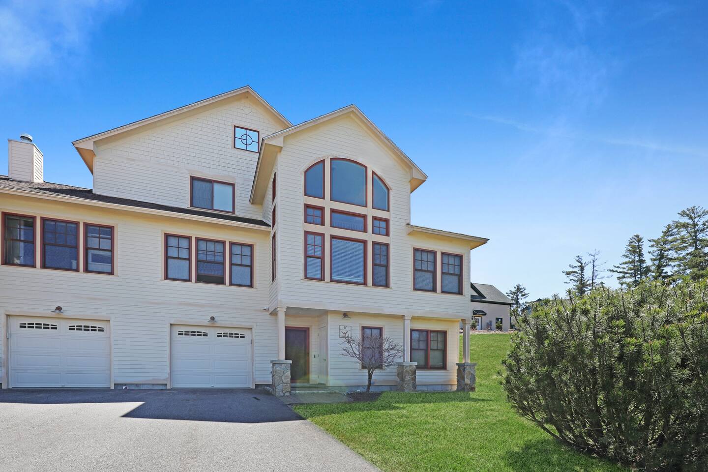 4BR home overlooking golf course @ Owl's Nest