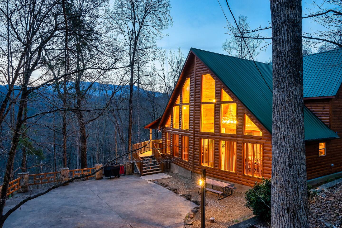 Location! Sleeps 12 PET Friendly Theater Hot Tub