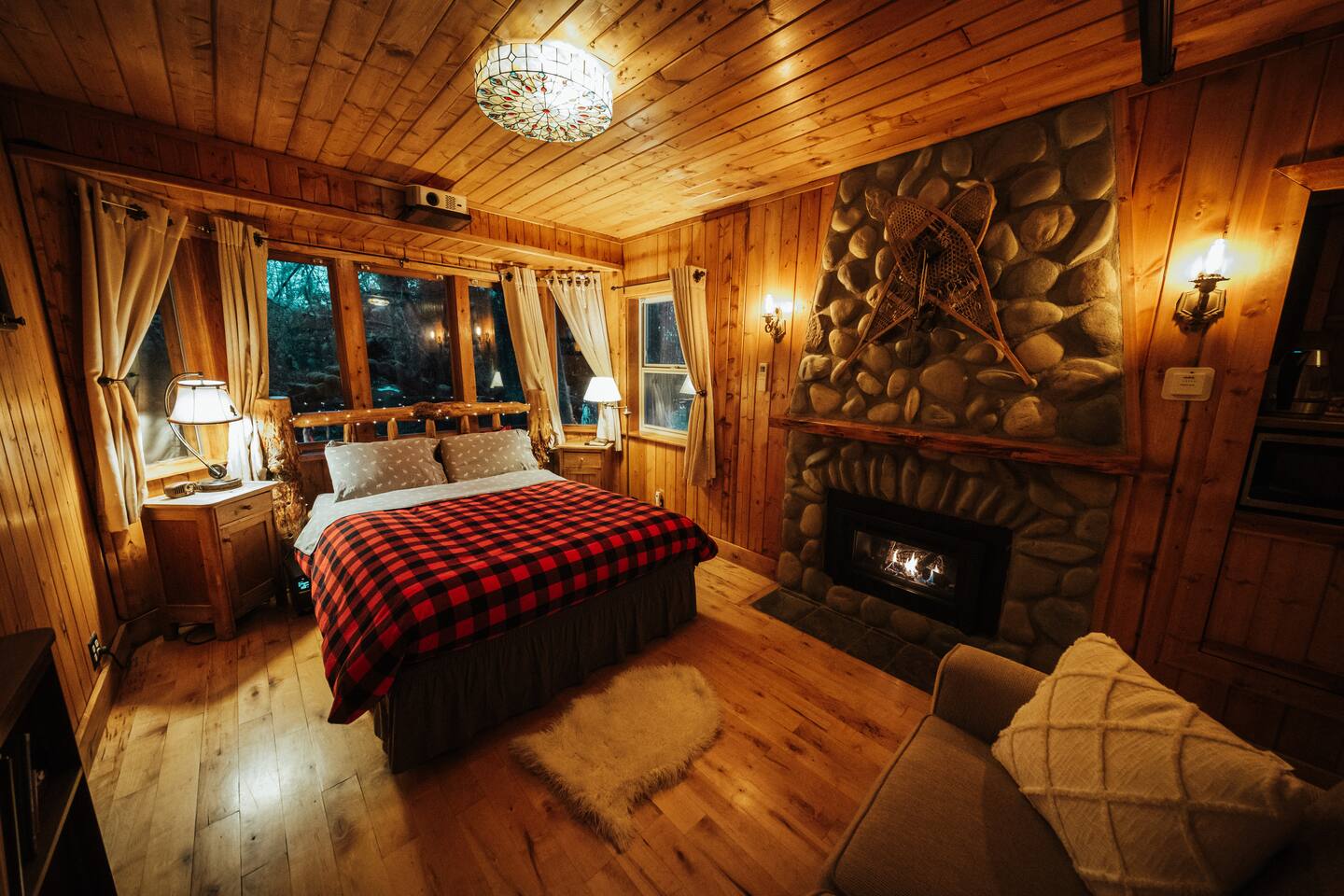 Nisqually Suite at Ashford Lodge, w/ Hot Tub!