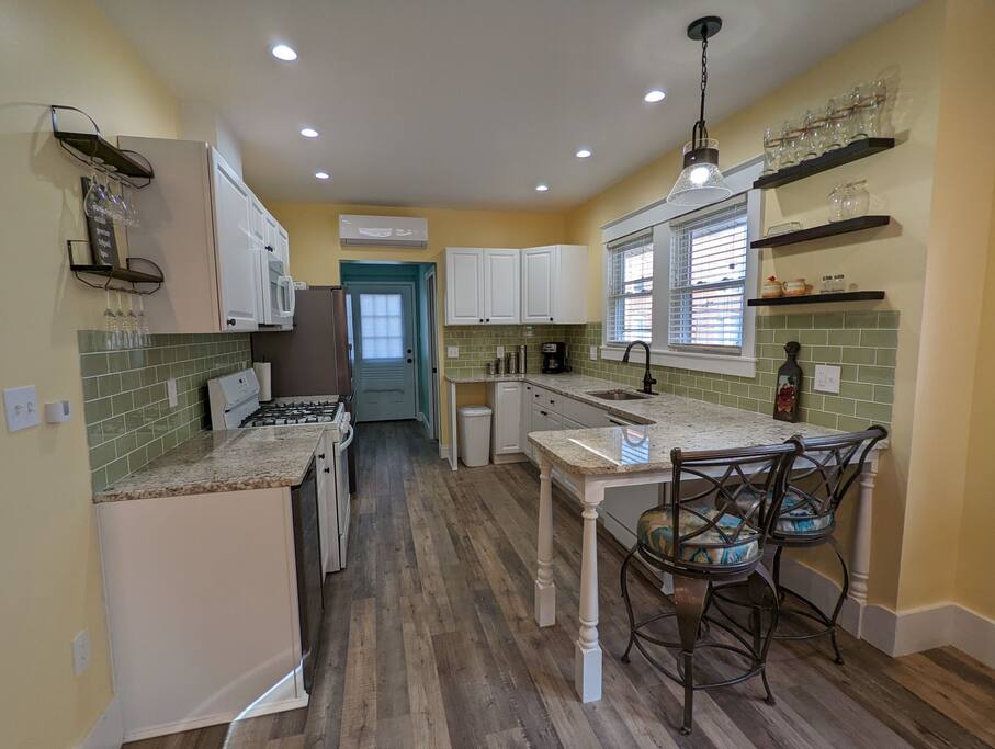 Bayside Bungalow-Updated Home Near the Bay & Beach