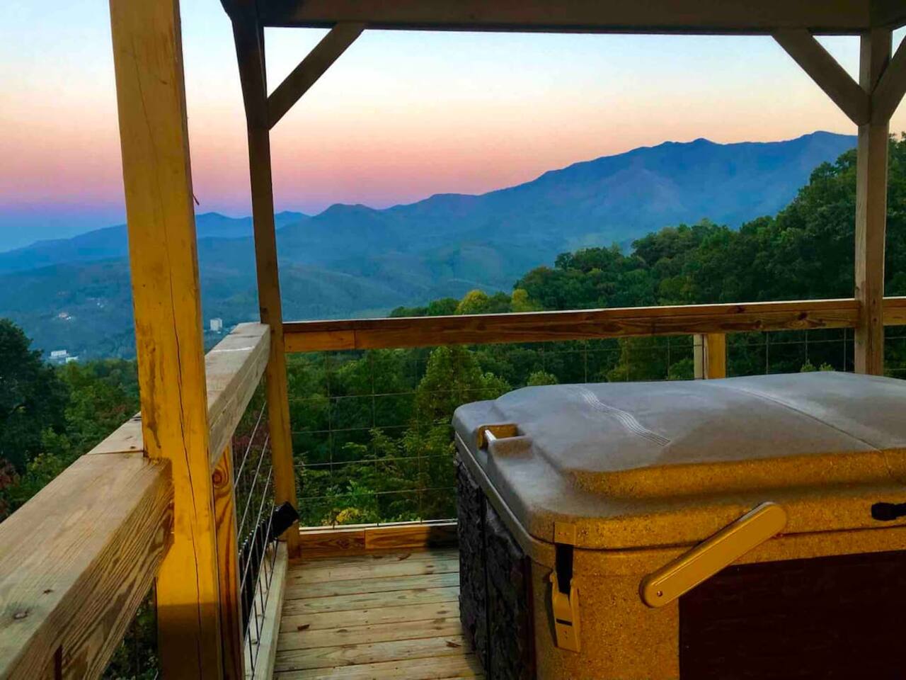 Mountain & Downtown Views * Hot Tub * 3 Clubhouses