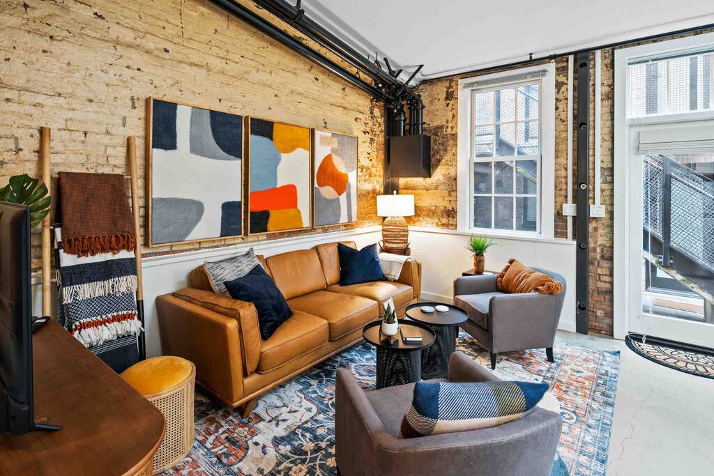 NEW!🏮Historic Courtyard Retreat:❣️of DT + king bed