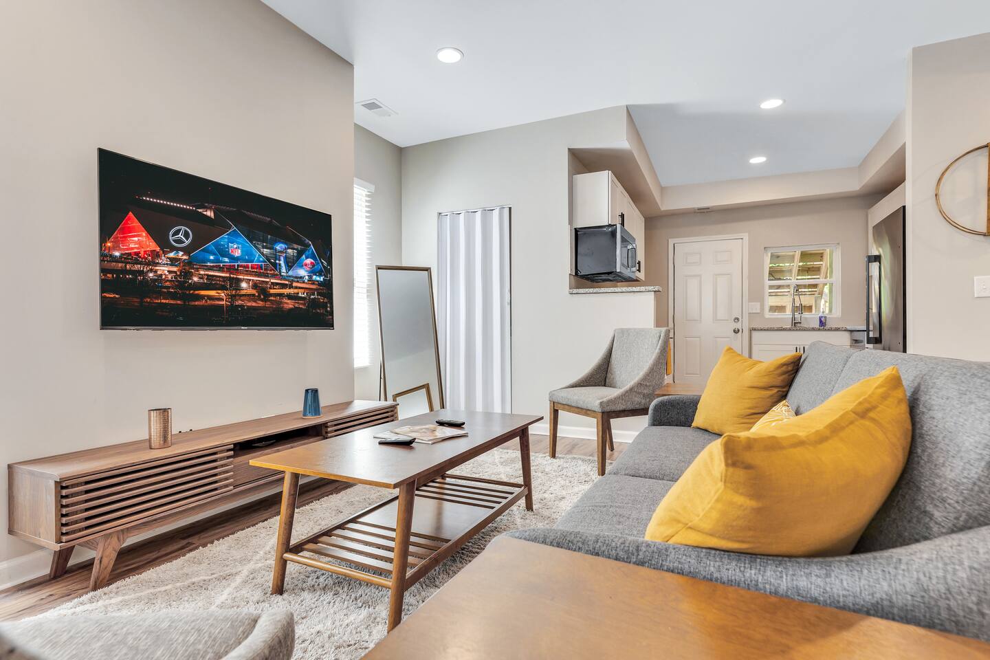 Cozy Downstairs Unit w King bed, WIFI and Parking