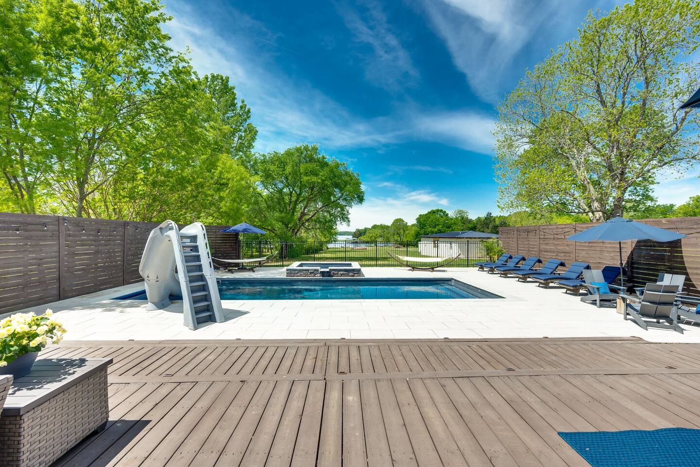 Lake Front Home Pool and Hottub 30+day only rental