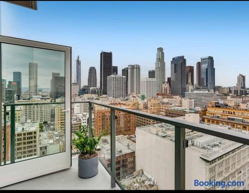 Sleeps 9 Three Bedroom Heart of Downtown Los Angeles