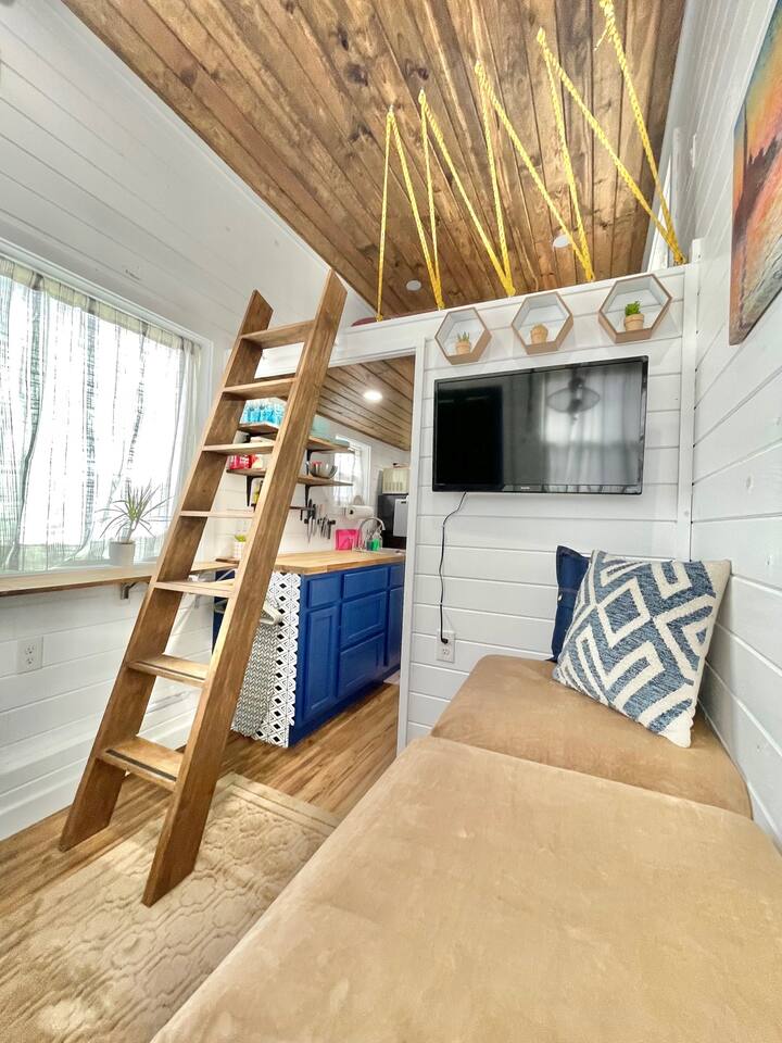 Tiny Home with Great Layout and Nurses Welcomed!!!