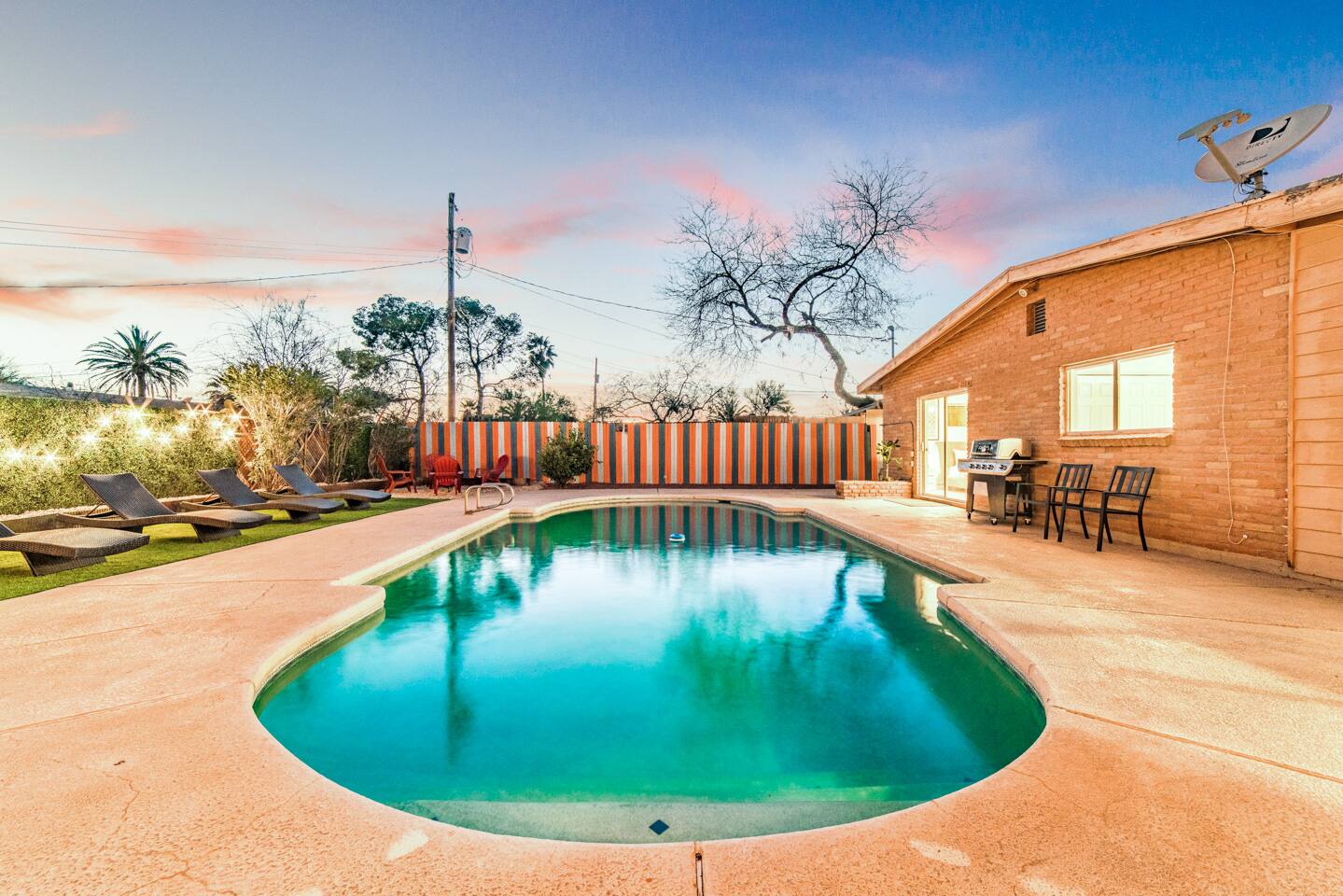 Poolside Chic: Large Group Getaway! Wow