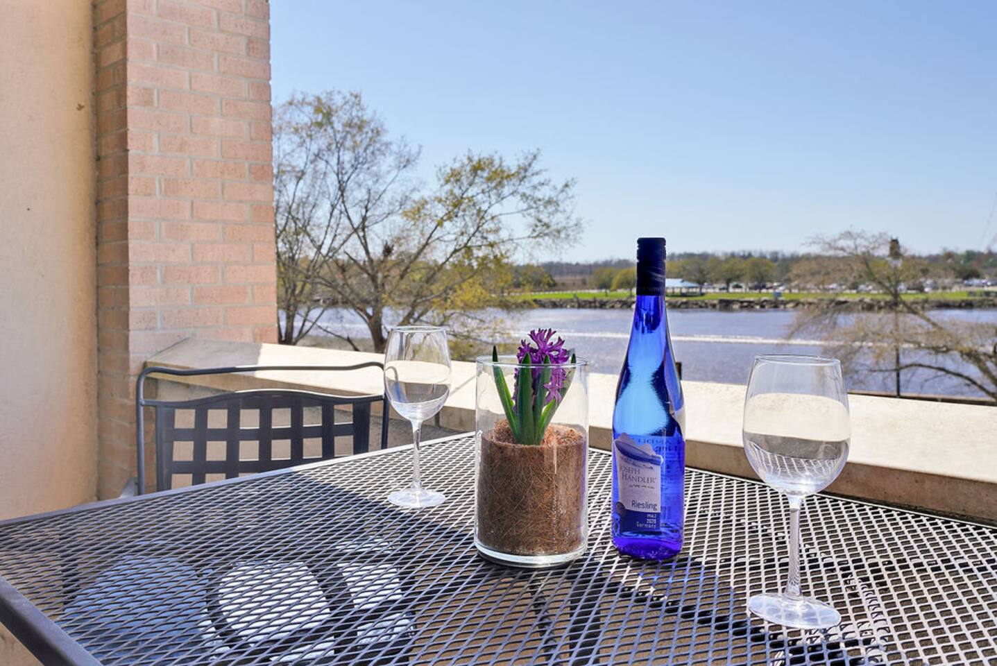 River FRONT | SuperHost | Free Parking!