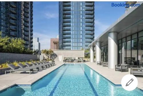 Comfy Apt with pool & hot tub in downtown LA 658