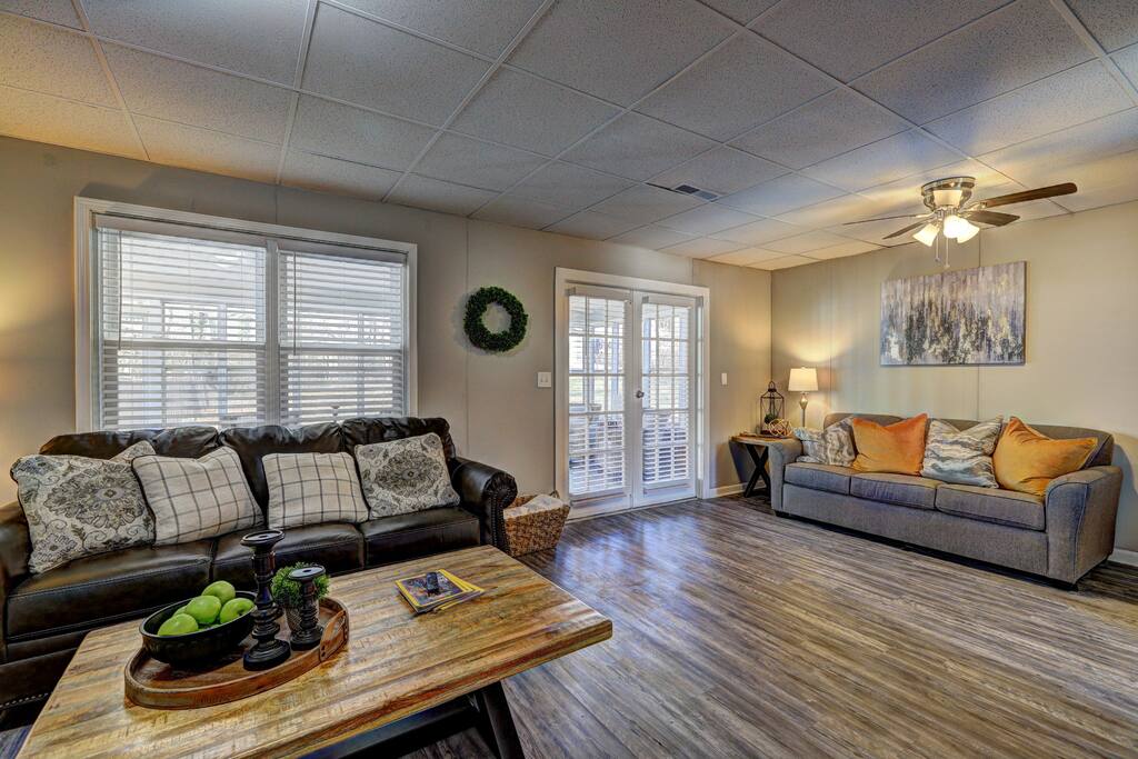 Varners Station | King Bed, Smart TVs & More!