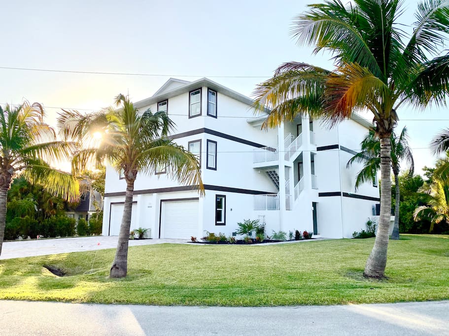 New Pool! — 2 blocks to beach-Sleeps 8!
