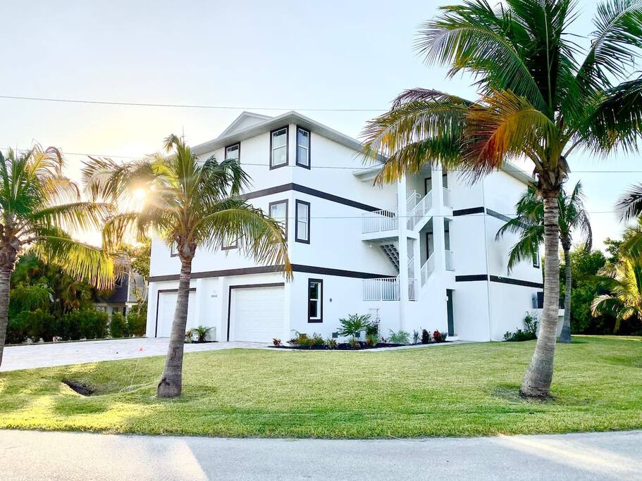 New Pool!-2 blk to beach-Sleeps 16!