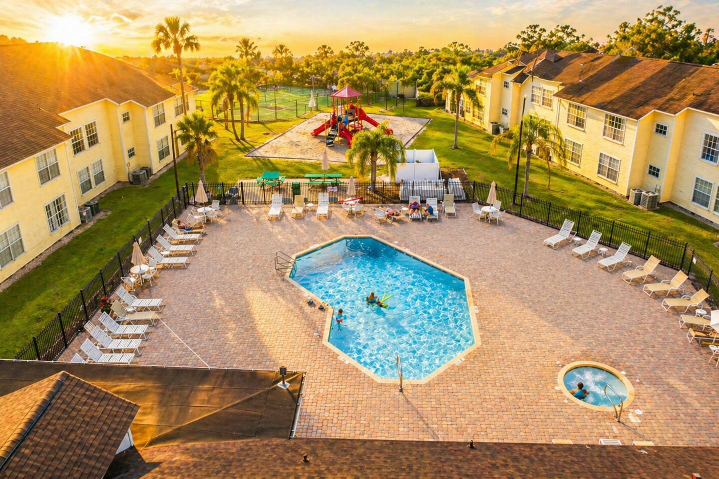 Relax by the pool just minutes from Disney: perfect after a park day!