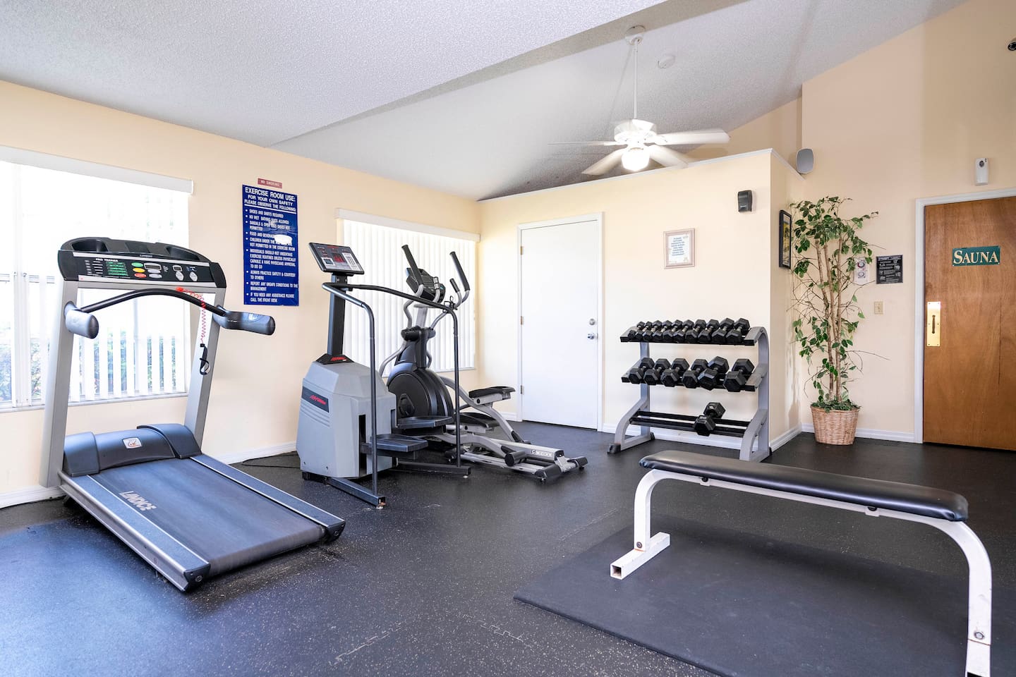 Gym inside club house.

Daniel who stayed in Aug 2022 said, "Beautiful and clean house
AAA+
excellent location!!! "
