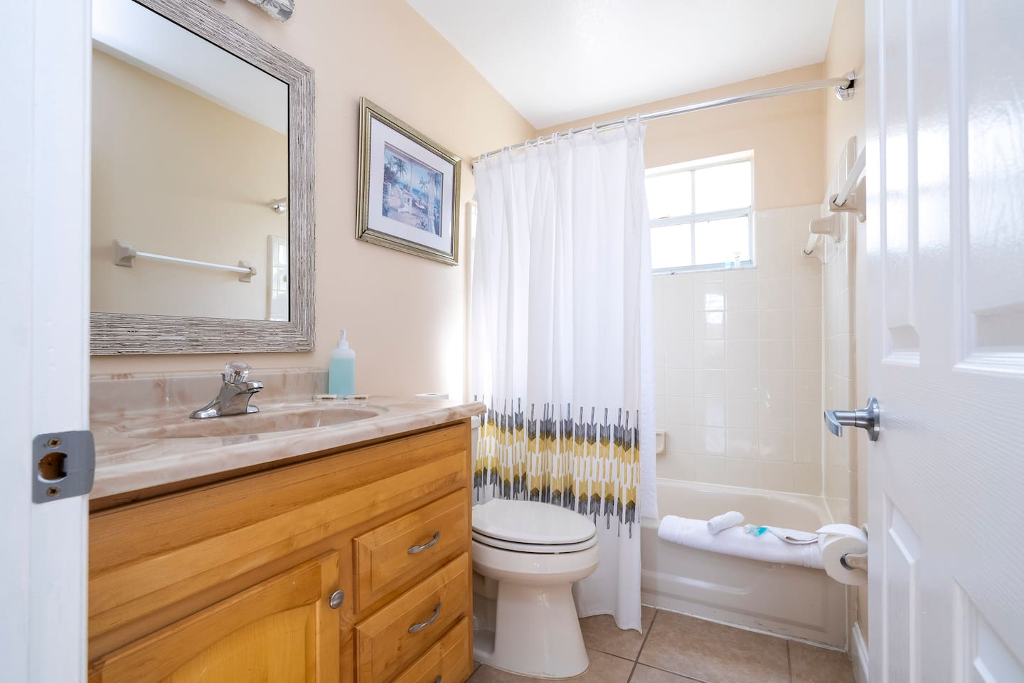 Second bathroom with tub and shower combo.

Dave who stayed in Jan 2023 said, "a very clean and bright place. great to come home to at the end of the day. we were very pleased with our choice and would be happy to rent from Jessica again."