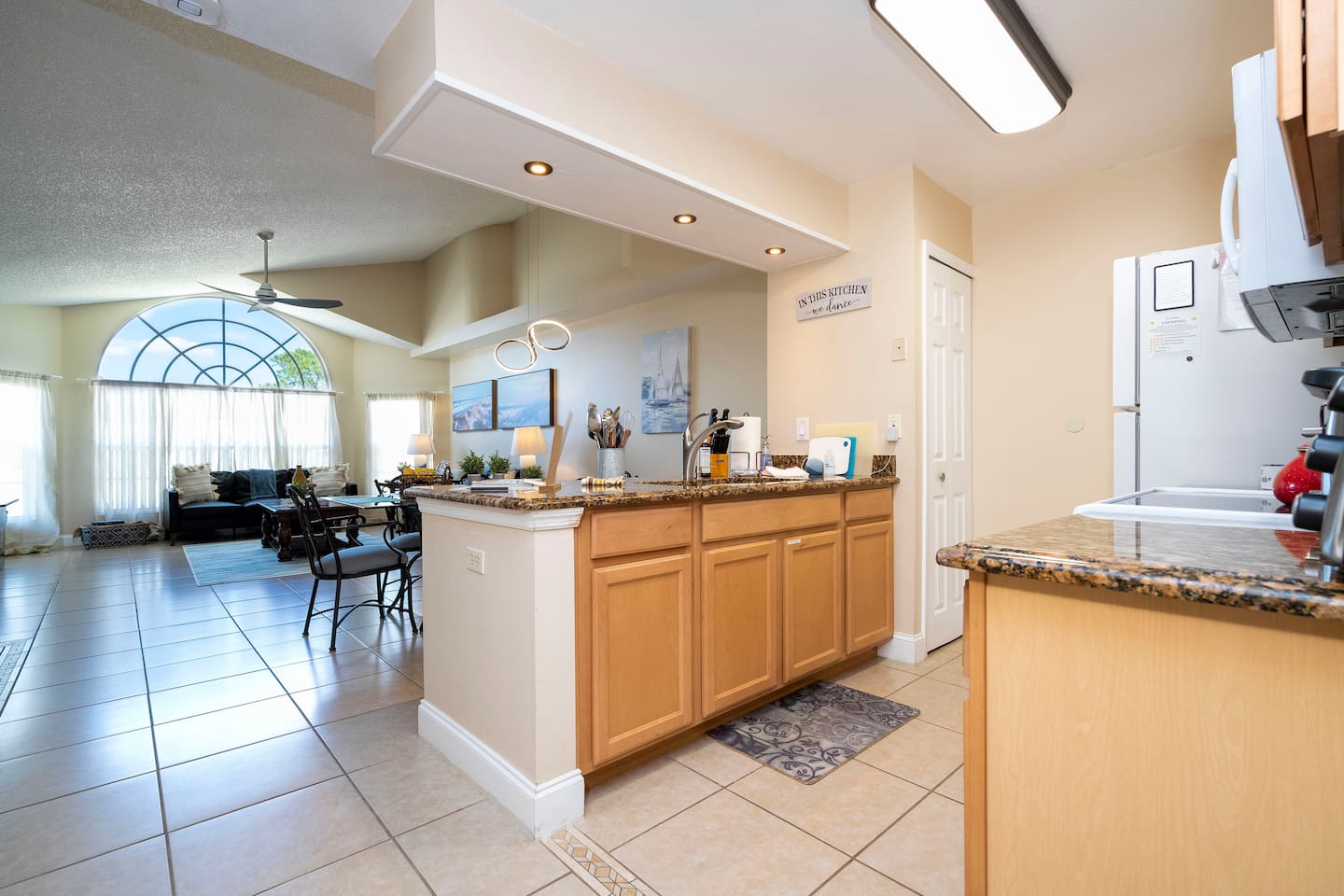 Fully equipped kitchen with everything you need: fridge, stove, microwave, cookware & more.

Open floor space.

Elise who stayed in March 2023 said, "Amazing place!"