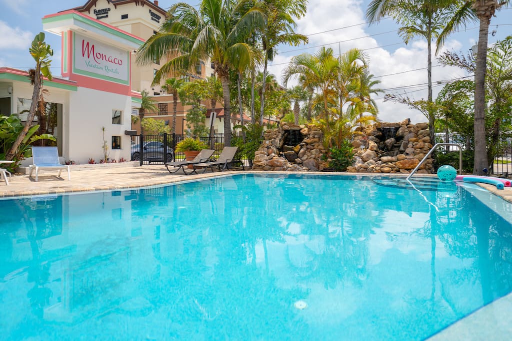 Renovated 2025 - Retro Beach Oasis with Color Pop