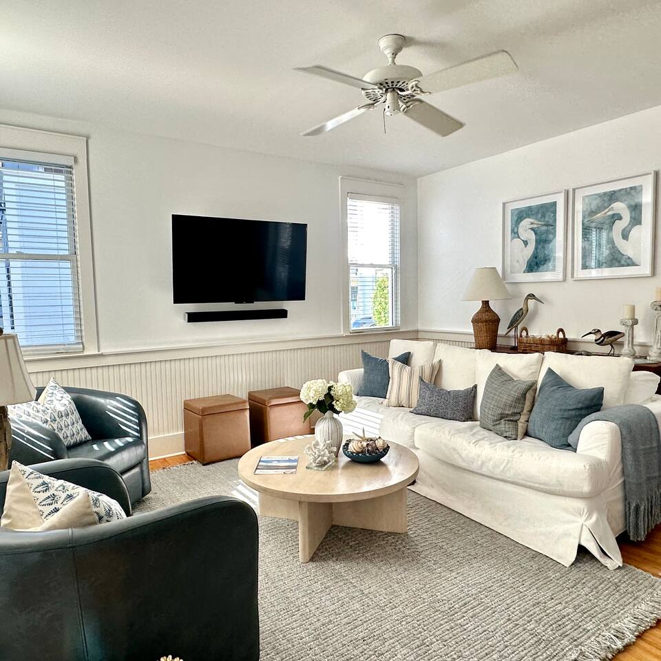 Happy Hour Beach Cottage Steps from White Sand