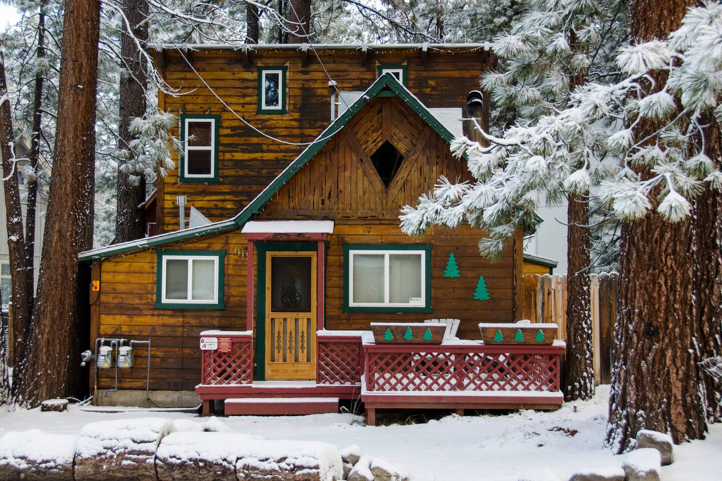 Tahoe Charm · Walk to Lake · Fenced Yard for Dogs