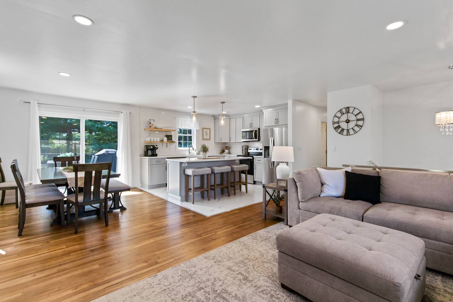 Fenced In Back Yard - Hot tub - King Bed