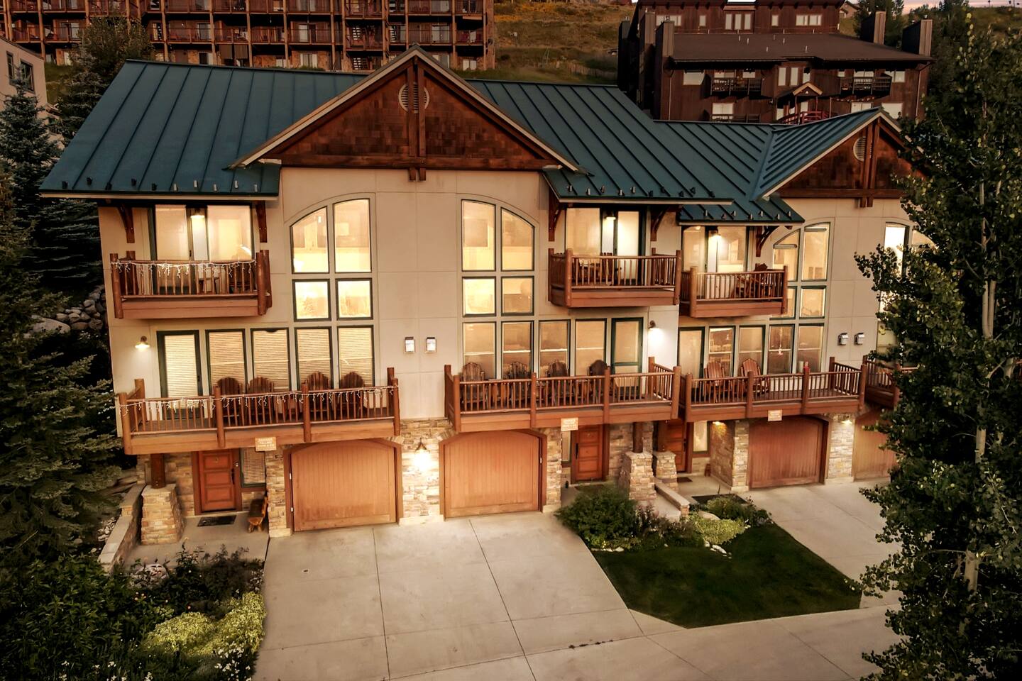 Spacious Townhouse + Hot Tub, Quick Walk to Lift