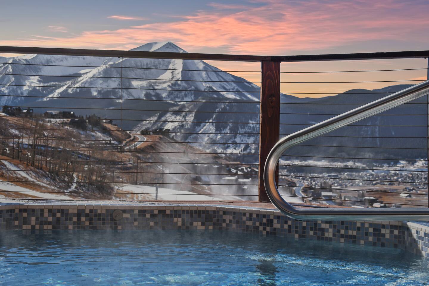 Ski In / Ski Out Hot Tub, Fireplace, Amazing Views