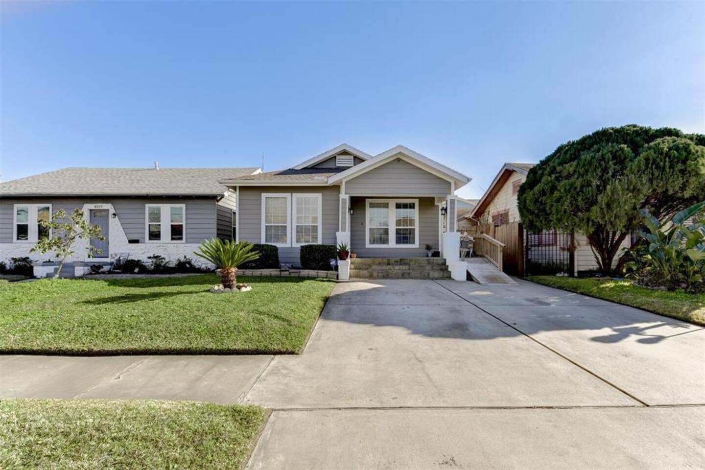 5 Min Walk to Beach | King Bed | Large Back Yard