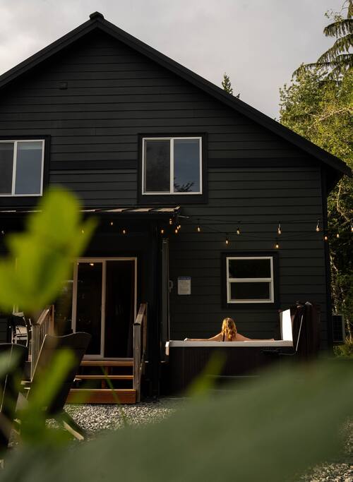 Mt Rainier Retreat-Curated stay, View, Hot tub, EV