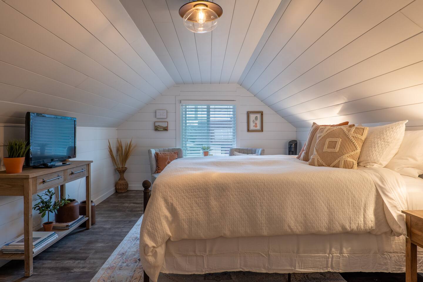 Private room & bath near UPS