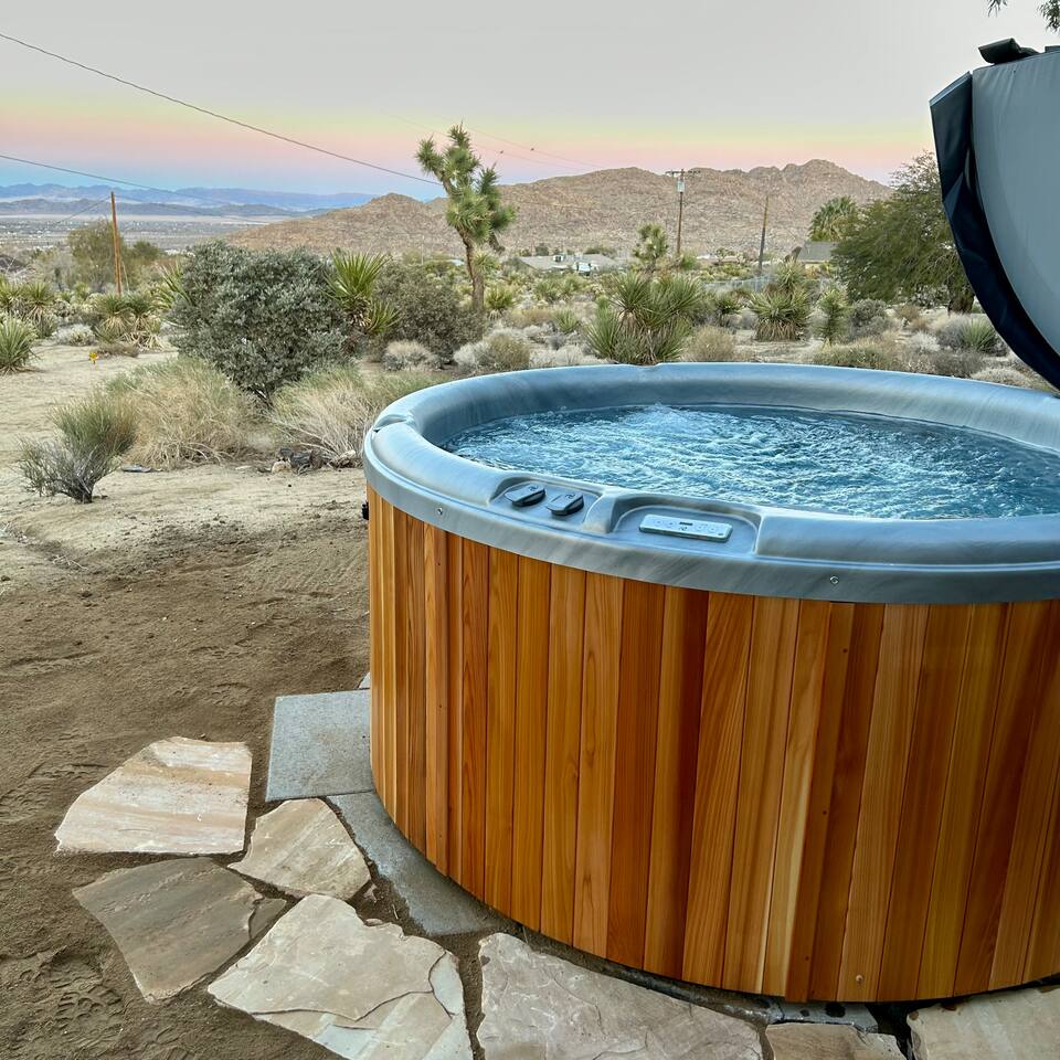 “Lucky Rabbit”Hot Tub, King Beds, Views, Game Room