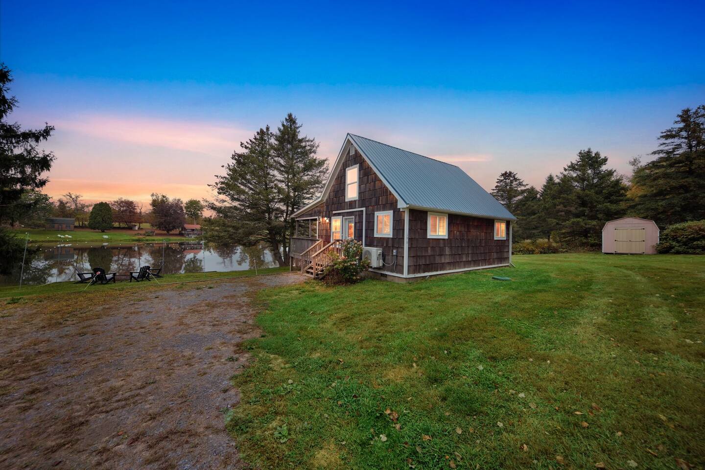 Private & Peaceful Lakehouse w/ Hot tub + King bed