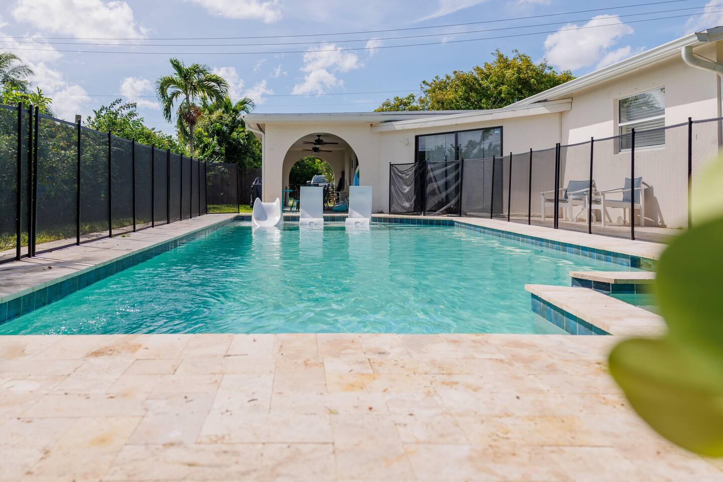 1mi to Beach 2 Suite 4bd/3bth Home with  Pool &Spa