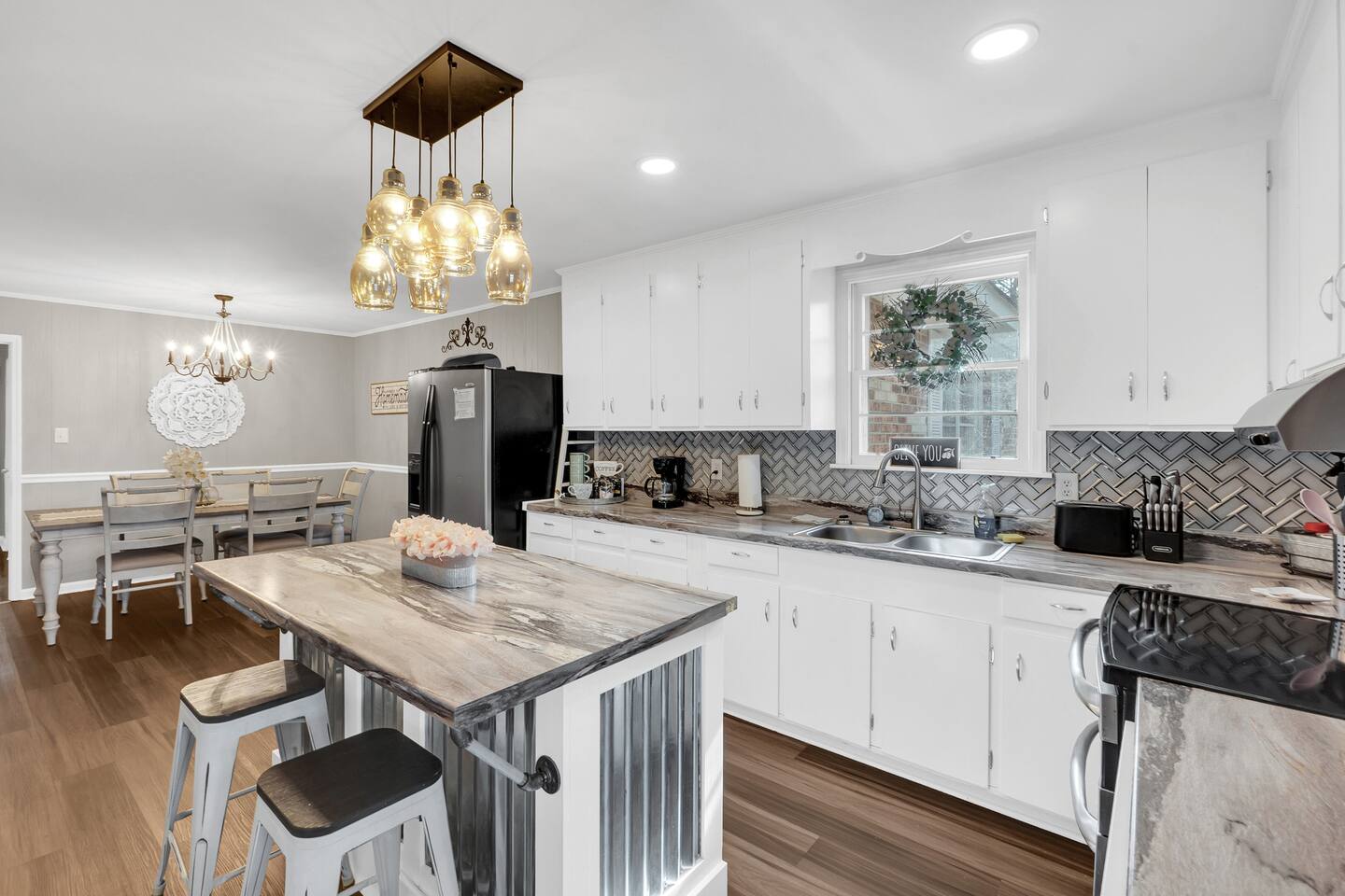 Charming 3 bdrm w/ GAME ROOM & King Sized Bed