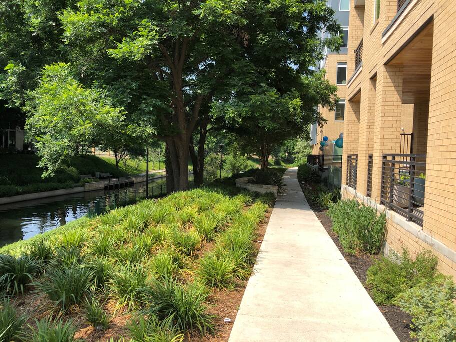 Lovely Riverwalk View~INFINITY POOL~FREE parking