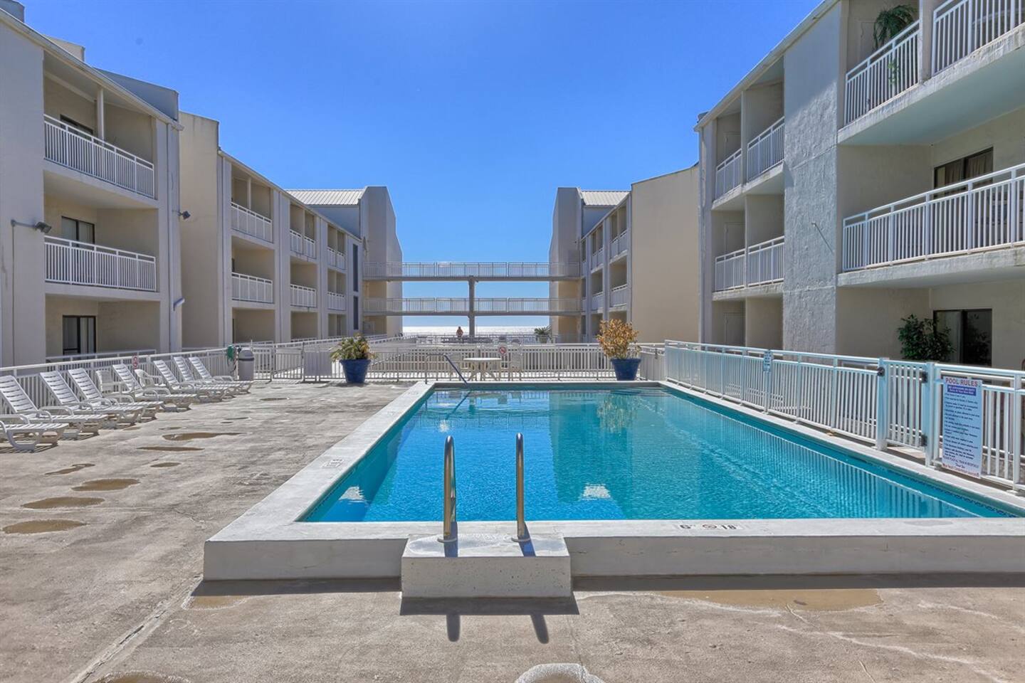 Cozy Beach Condo with *heated pool *private beach*