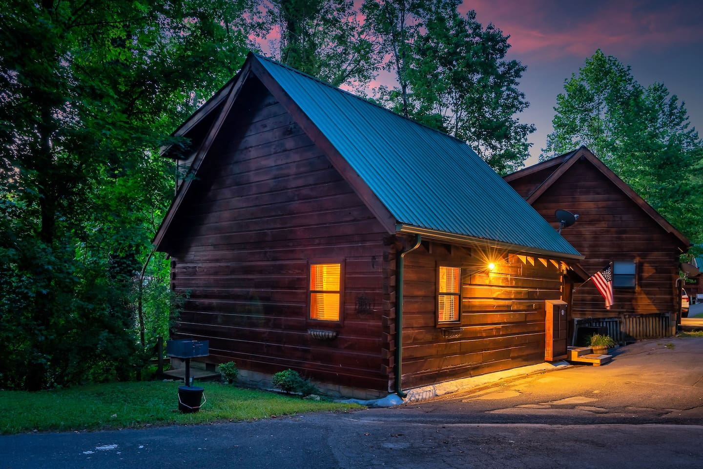 Walk to Parkway - King Suites - Hot Tub