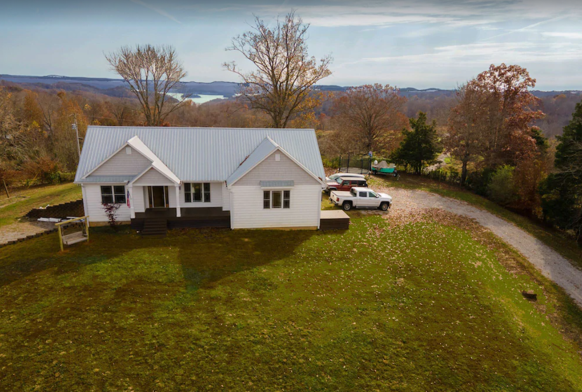 Lake Retreat | Games | Fire Pit | Hot Tub | 2 SUPs