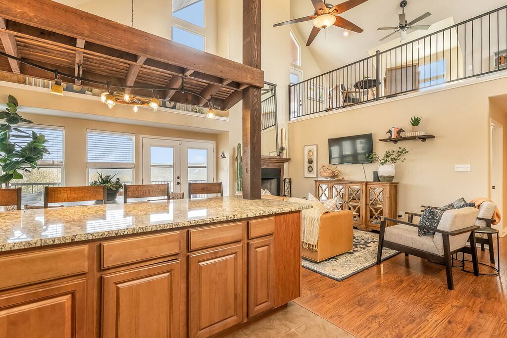 Hilltop Paradise! Valley View! King & Queen beds!