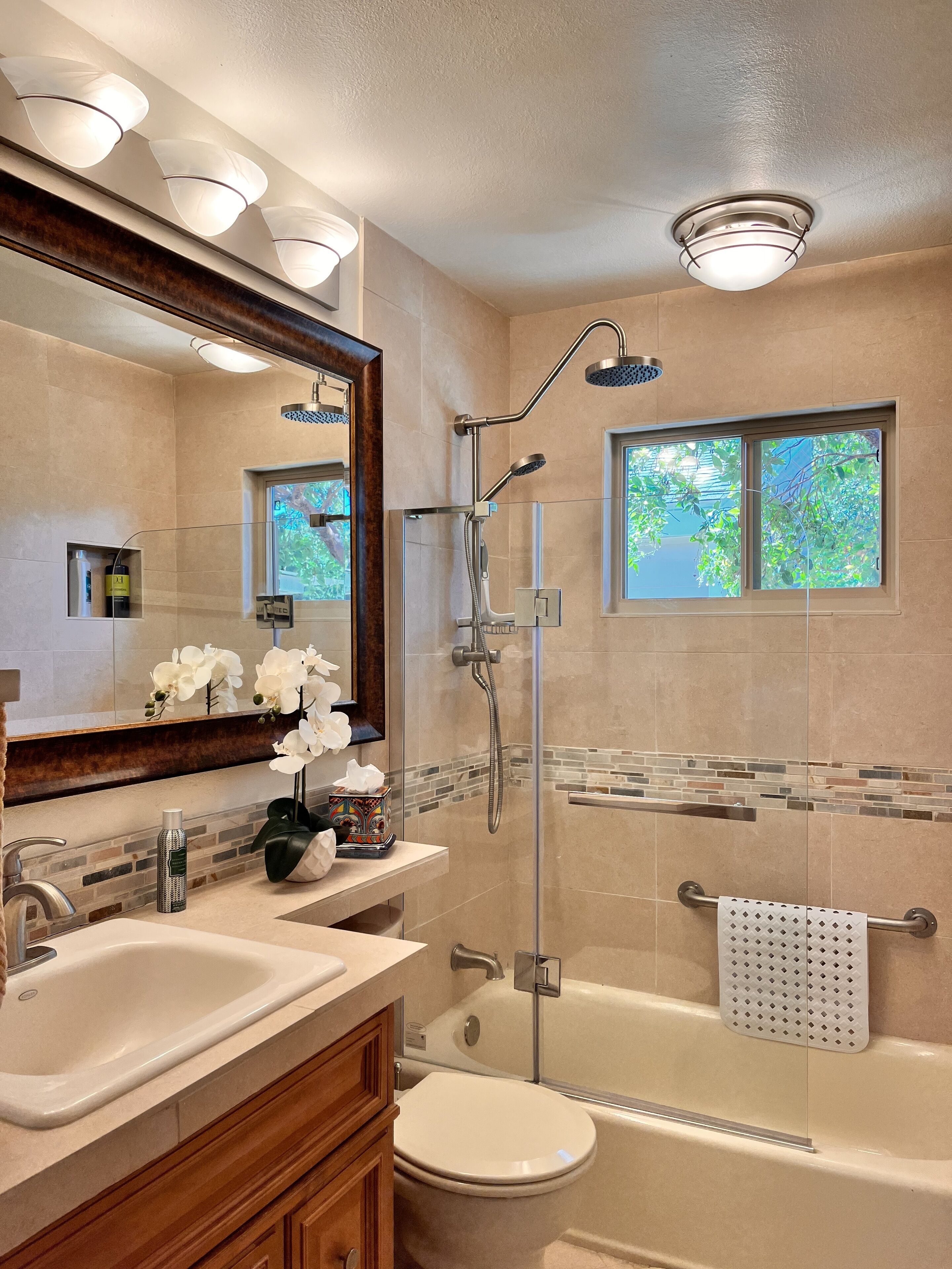 Hall bathroom shower/tub combo.